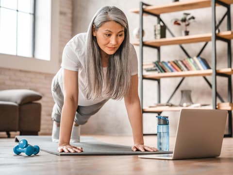 Frau um die 50 macht Sport
