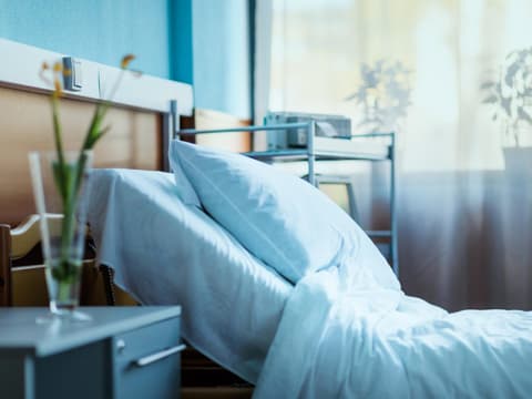 Leeres Bett im Krankenhaus