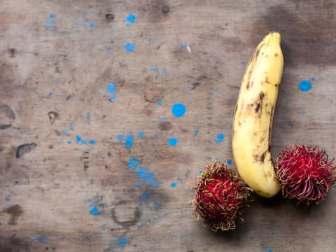 Rambutan und Banane symbolisch zu Penis mit Hoden angeordnet