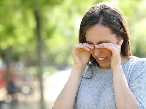 Frau reibt sich die Augen