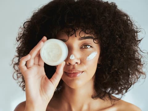 Frau hat Bodylotion selber gemacht