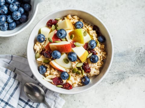 Schüssel Müsli und Obst