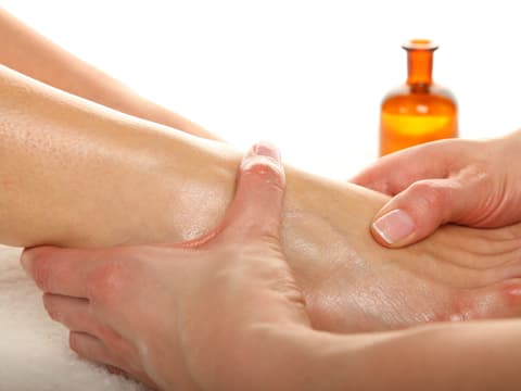 Die häufigste Ursache eines Fersensporns ist eine Überlastung der Plantarfaszie.