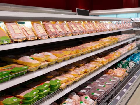 Fleischtheke in einem Supermarkt
