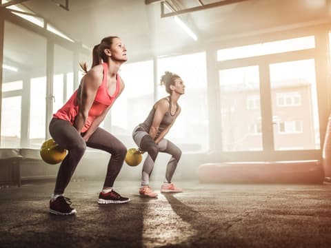 Frauen machen Kettlebell Swings
