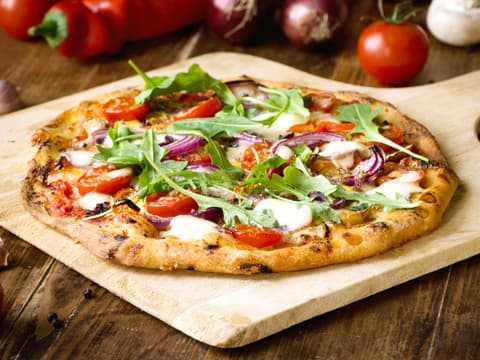 Haferflocken-Pizza auf Brett