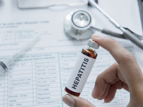 Eine mit "Hepatitis D" beschriftetes Arzneiröhrchen