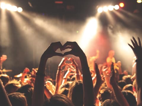 Aufnahme von einem lauten Konzert und feiernden Menschen im Publikum
