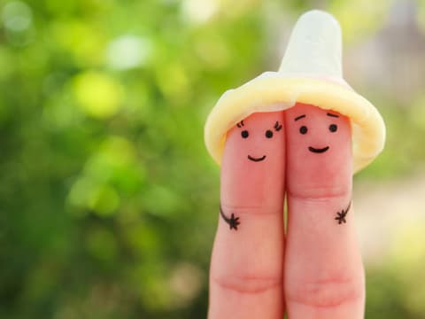 Kondom auf Finger