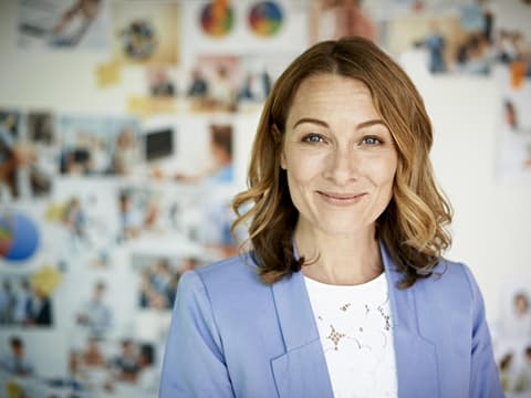 Eine Frau um die 50 trägt Kurzhaarfrisur