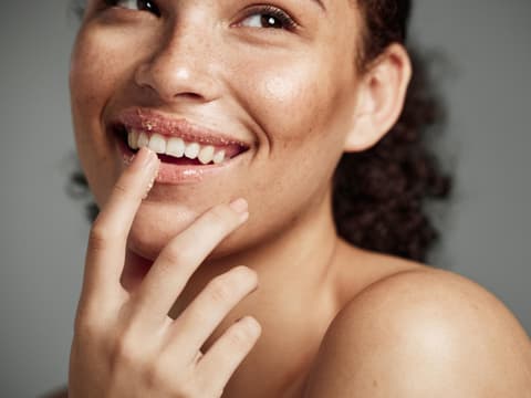 Frau nutzt selbst gemachtes Lippenpeeling