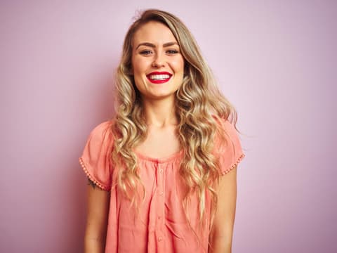 Blonde Frau hat Locken ohne Hitze