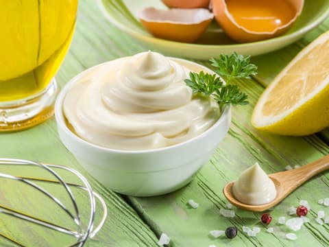 Selbstgemachte Mayonnaise in einem Schälchen