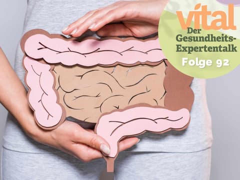 Frau hält Papiermodell des Darms vor dem Bauch, in der oberen rechten Ecke ist ein Hinweis zur 92. Folge des Vital-Podcasts sichtbar