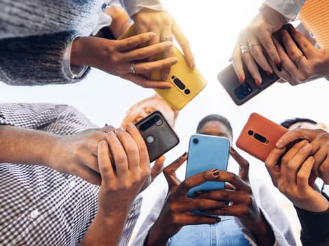 Eine Gruppe Menschen, die alle ein Handy in der Hand halten
