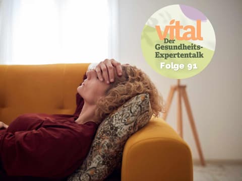 Frau mit Kopfschmerz auf Couch und Hinweis zur neuen Folge des Vital-Podcast