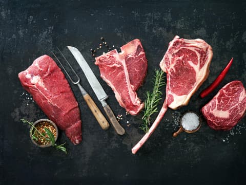 Rohes Fleisch auf dunklem Untergrund