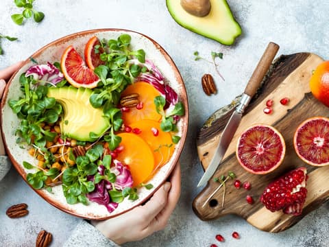 Salatschüssel mit Avocado, Orangen und Grapefruit