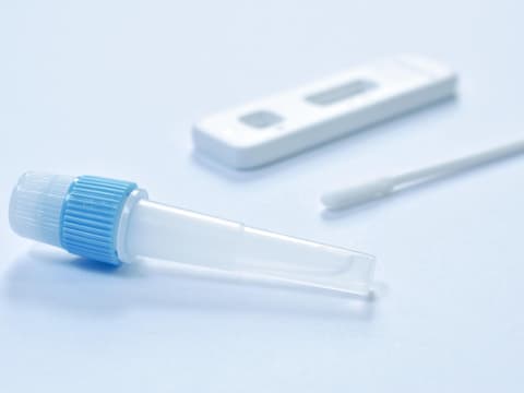 Einzelne Teile eines Schnelltests auf weißem Untergrund