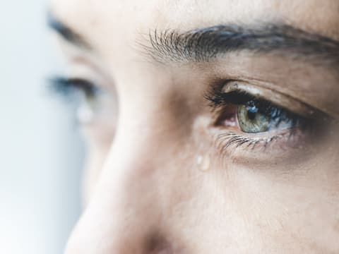 Frau mit Tränen in den Augen