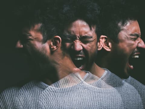 Mehrere Aufnahmen eines Mannes überlagert, der seinen Kopf dreht und schreit