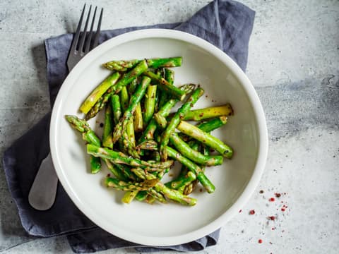 Gegrillter grüner Spargel auf dem Teller