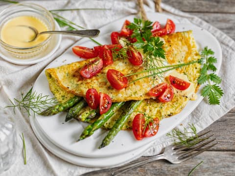 Spargel-Omelett mit Tomaten