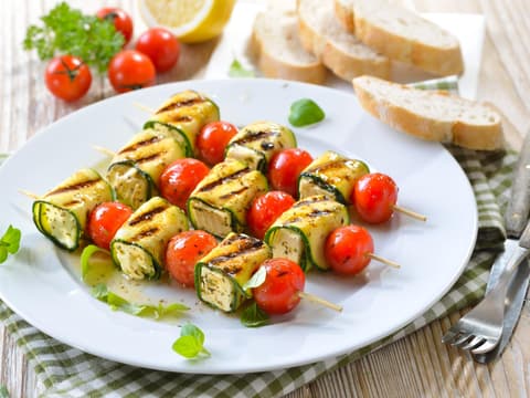 gegrillte Zucchini-und Tomatenspieße