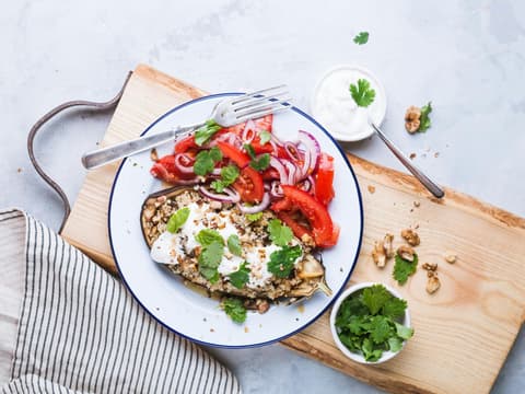 Gefüllte Aubergine mit Tomatensalat