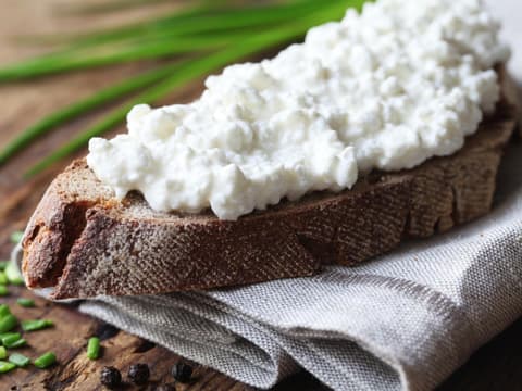 Hüttenkäse auf einem Stück Brot