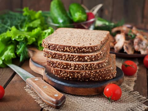 Vollkornbrot auf einem Teller