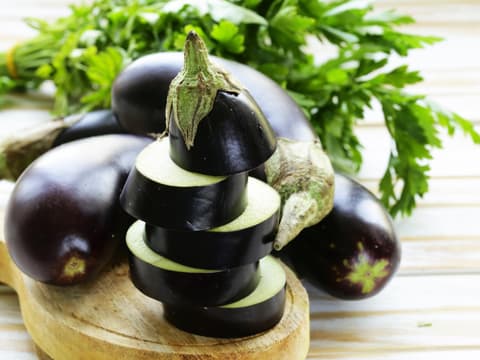 Aufgeschnittene Aubergine auf einem Brett