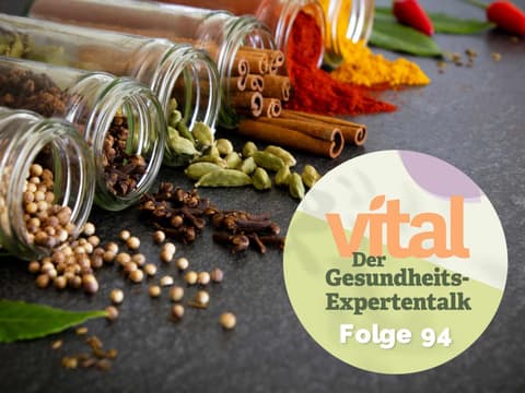 Ayurvedische Gewürze auf Schieferplatte mit Hinweis zum Vital-Podcast