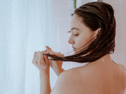 Frau wäscht ihre Haare