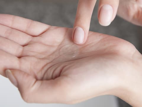 Flüssigkeit in faltiger Handinnenfläche