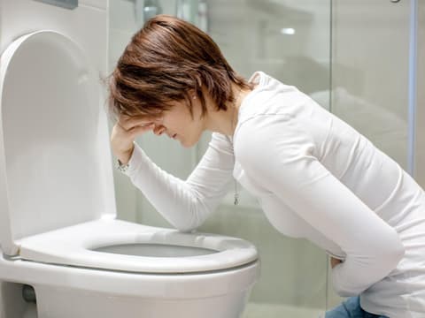 Frau muss sich über Toilette übergeben