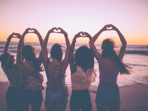 Fünf Frauen am Strand