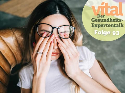 Frau reibt sich die Augen