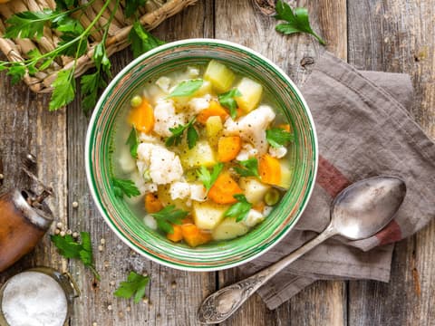 Gemüsesuppe mit Blumenkohl und Kartoffeln