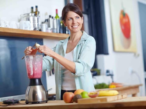 Frau macht einen Smoothie