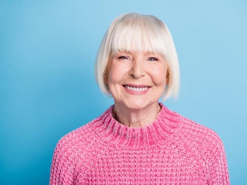 Frau um die 60 mit peppiger Frisur