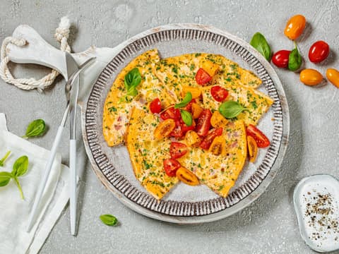 Frühstücks-Omelette mit Mozzarell und Tomaten