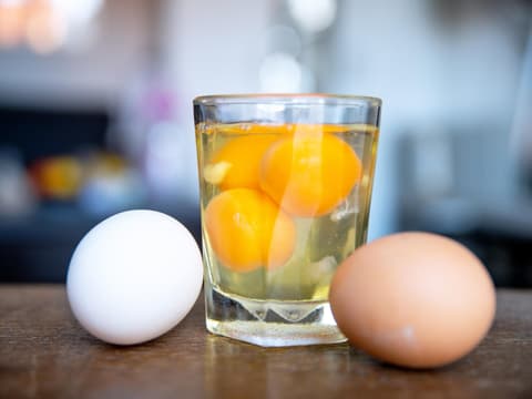 Rohe Eier in einem Glas
