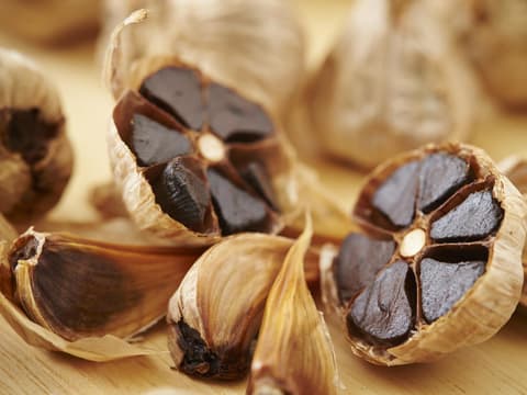 Schwarzer Knoblauch durchgeschnitten