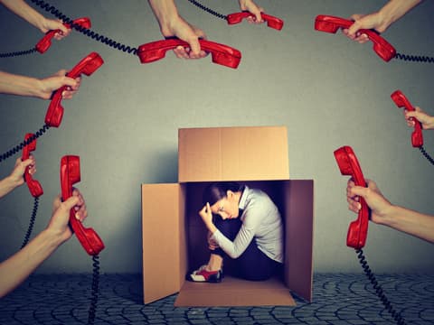 Frau mit einer Telefonphobie