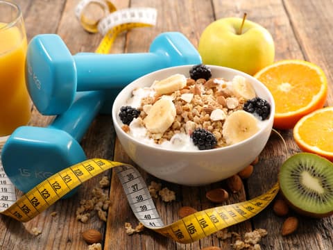 Bild mit Gewichten, Porridge und Obst 