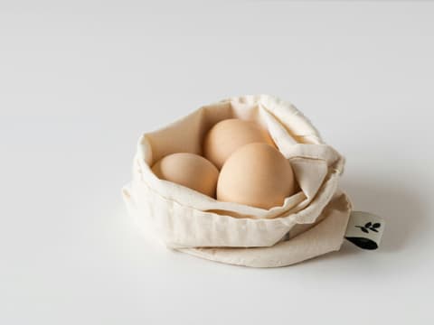 Drei Eier in einem Beutel