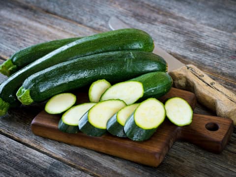 Aufgeschnittene Zucchini, die von innen weich ist