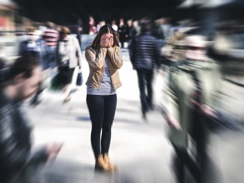 Frau hat Panik in einer Menschenmenge