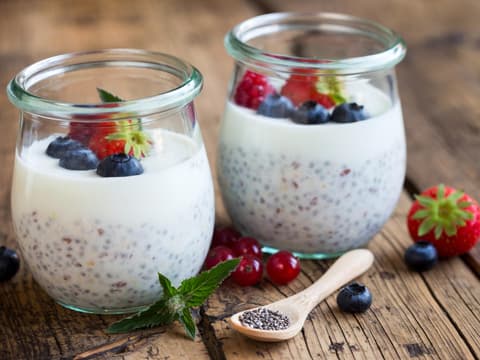 Chia-Pudding im Glas mit Beeren